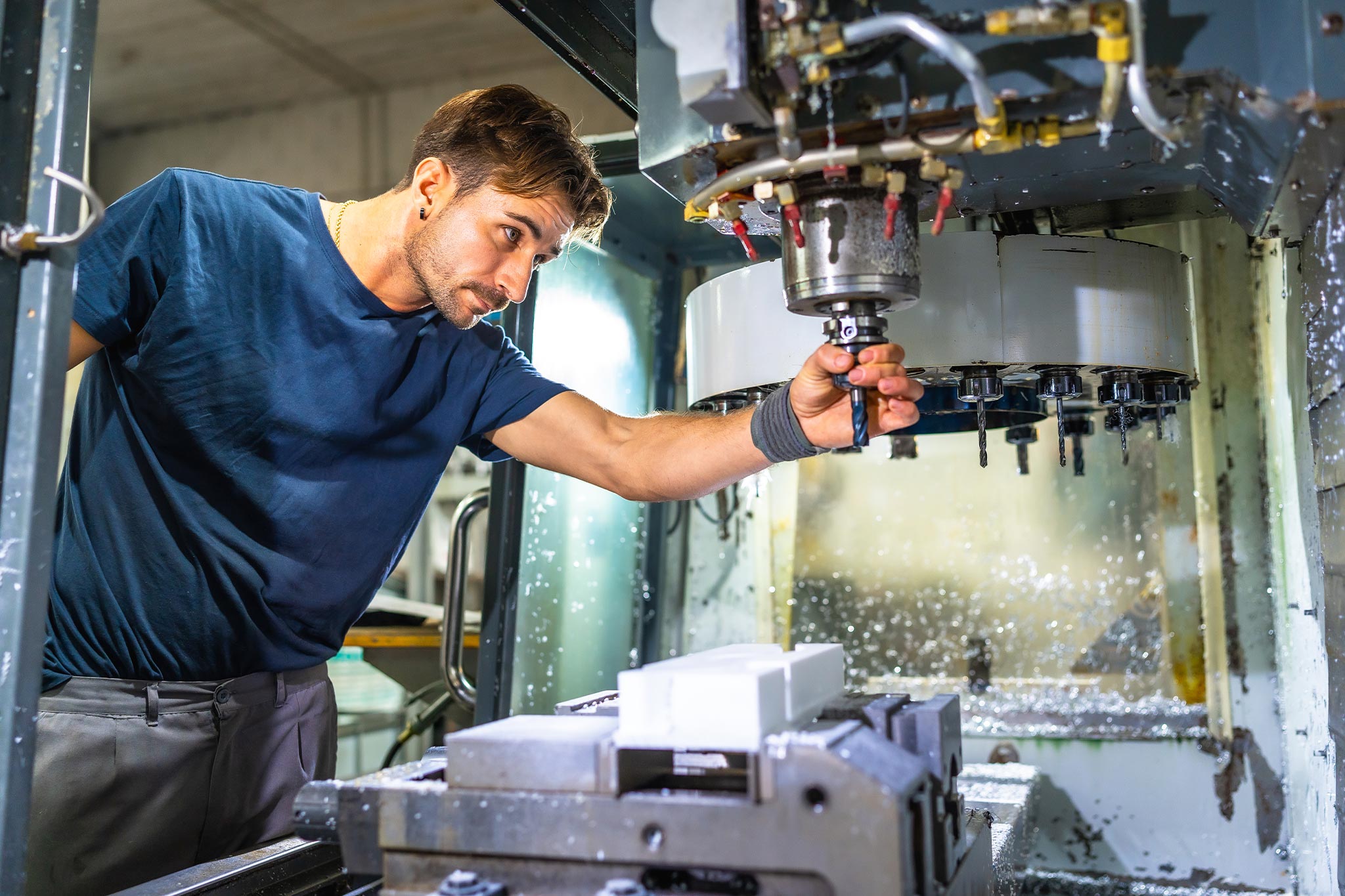 branche-werkzeugbau-arbeiter-cnc-maschine
